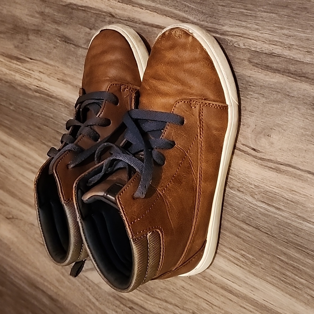 Boys shoes size 3Y